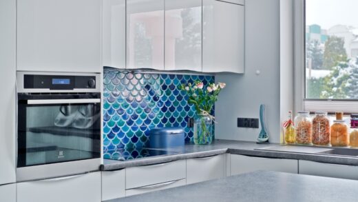 Z jaką mozaiką połączyć białe meble kuchenne w połysku? 13