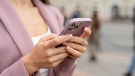 kobieta trzymająca w rękach smartfona