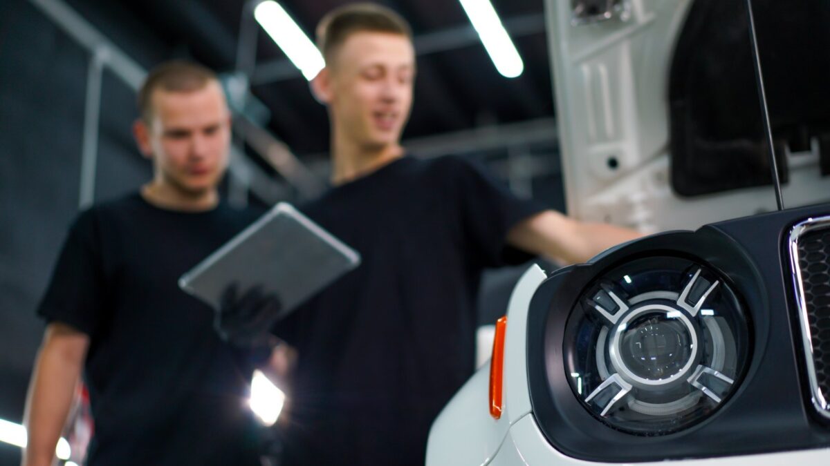 Przyszłość transportu – samochody autonomiczne i elektryczne