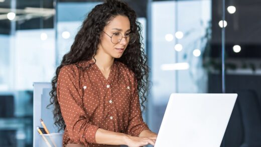 Kobieta pracująca na komputerze