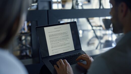 Mężczyzna czytający plik na komputerze