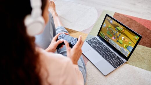 Kobieta grająca w grę na laptopie