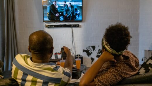 Rodzina oglądająca film