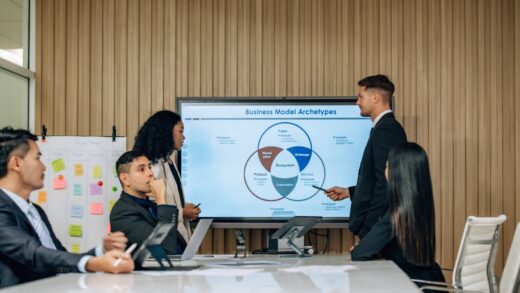 Mężczyzna prezentujący slajd