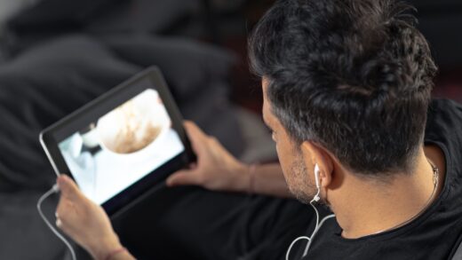 Mężczyzna oglądający filmik