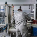 Jak automatyzować produkcję za pomocą maszyn dedykowanych? Od prostych stanowisk po kompletne linie