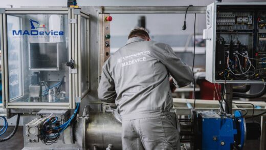 Jak automatyzować produkcję za pomocą maszyn dedykowanych? Od prostych stanowisk po kompletne linie