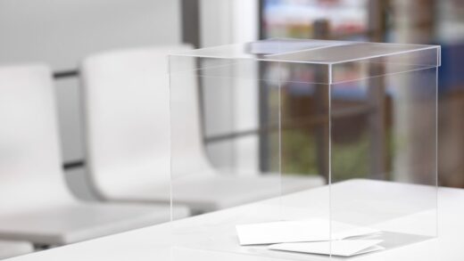 Jak wykorzystać kasetony reklamowe i pudełka z plexi w nowoczesnej ekspozycji marki?